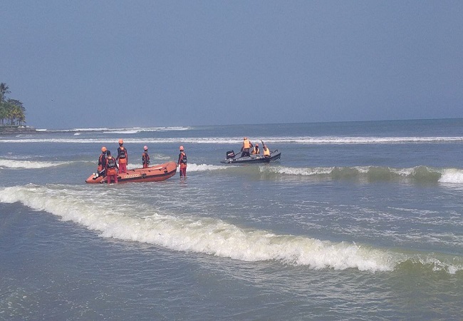 Tim SAR gabungan melakukan pencarian korban hilang, kemarin. (M.BASIR/RADAR BALI)