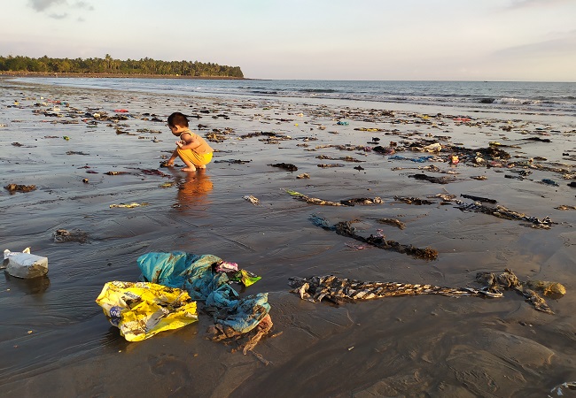 Sampah mencemari pantai di Desa Banyubiru sejak beberapa hari terakhir. (BASIR/RADAR BALI)