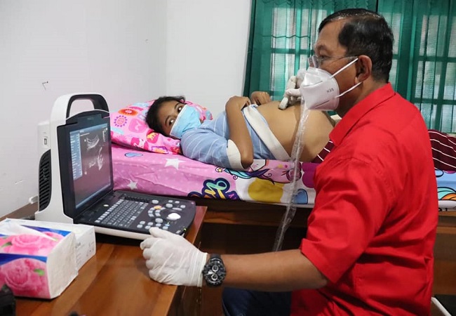 Proses pemeriksaan ibu hamil. (Eka Prasetya)