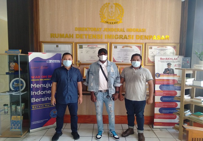 WNA asal Nigeria (tengah) dideportasi dari Bali. (ist)