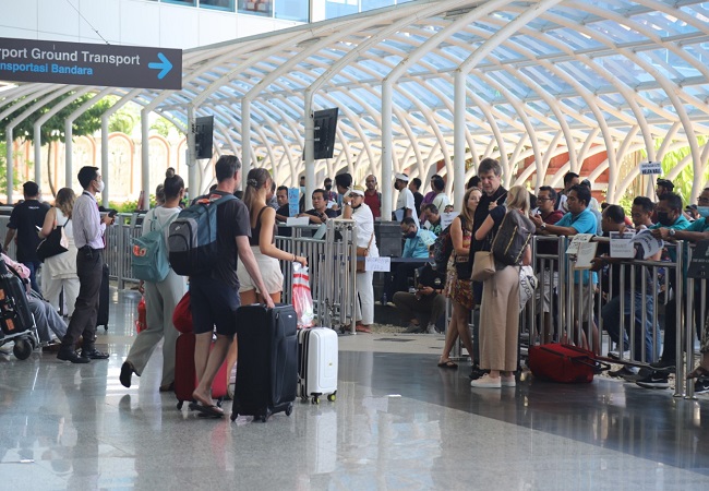 Kesibukan di Bandara Ngurah Rai kian terasa. Selama tujuh bulan terakhir (Januari – Juli 2022), salah satu bandara tersibuk di tanah air itu melayani 5,6 juta penumpang.  (ist)