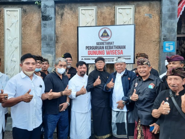WARISAN NUSANTARA: Dr. I Ketut Rochineng saat meresmikan Perguruan Kebathinan Gunung Wisesa di Jalan Buana Taman No. 5 Padangsambian, Denpasar Barat, Minggu (7/8). (I KADEK SURYA KENCANA/ RADAR BALI)
