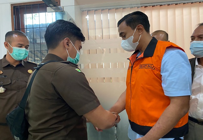 Dewa Gede Radhea dipasangi borgol sebelum dibawa ke Lapas Kelas IIA Kerobokan, Rabu sore (10/8).  (ist)