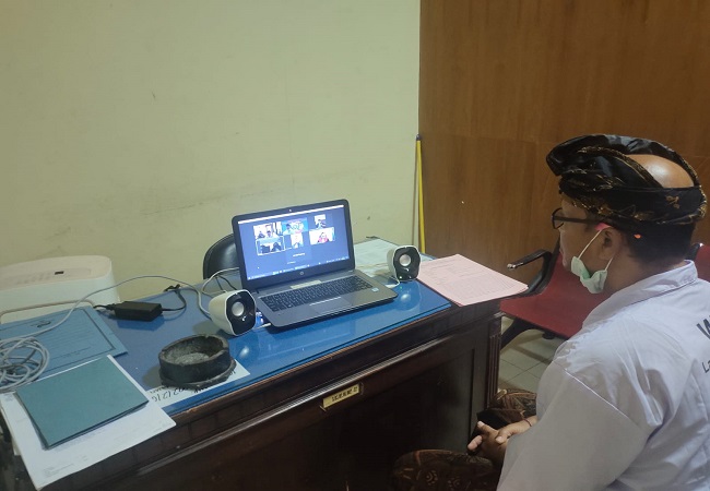 Ketua dan TU LPD Serangan menjalani sidang perdana secara daring dari tahanan. (ist)