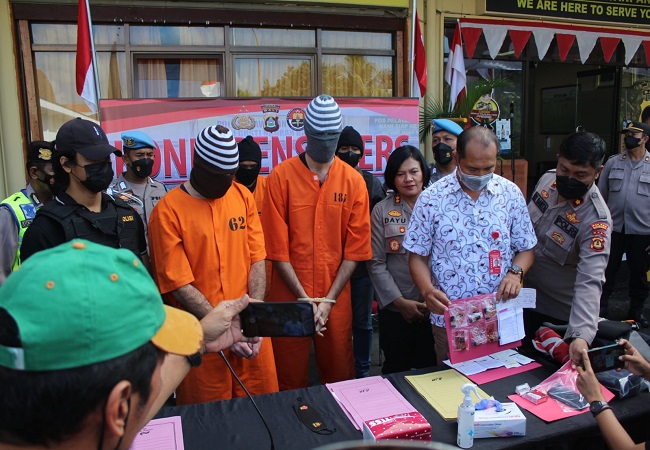 Polisi menangkap turis asal Amerika Serikat bernama Jacob Josef Biedak (kanan, baju oranye). Dia diamankan berserta barang bukti. (ist)