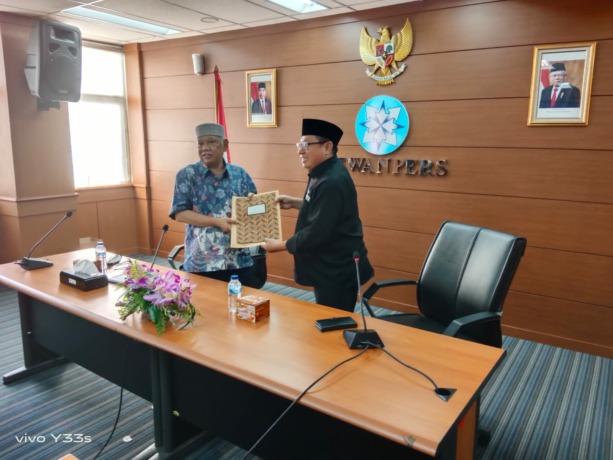 DEMI PERLINDUNGAN PERUSAHAAN PERS: Ketua Dewan Pers Prof Azyumardi Azra (kiri) dan Ketua Umum SMSI Firdaus di Gedung Dewan Pers, Jakarta, Jumat (12/8/2022). (ist)