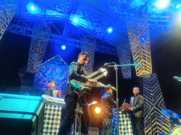 MEMUKAU: Balawan Batuan Ethnic Fusion saat tampil di UVJF 2022 di ARMA Museum Ubud, Sabtu malam (13/8/2022). (I WAYAN WIDYANTARA/RADAR BALI) 