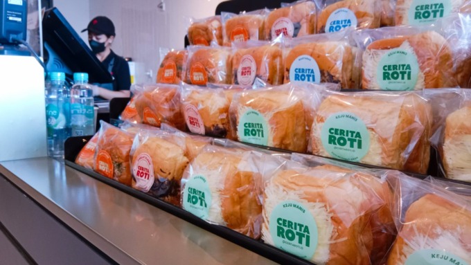 TEMAN NGOPI: Cerita Roti di Kopi Kenangan Teuku Umar Denpasar (16/8/2022). Roti isi dengan aneka varian ini paling ramai dicari pelanggan pada pagi dan siang hari. (TITIS ARTY PAMUNGKAS/RADAR BALI) 
