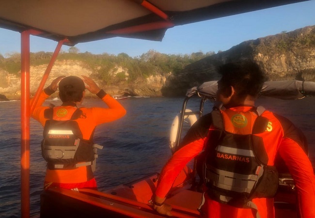 Proses pencarian korban Yongjae Kim yang dilaporkan hilang di Pantai Mantabay, Nusa Penida, Selasa (16/8/2022). (ist)
