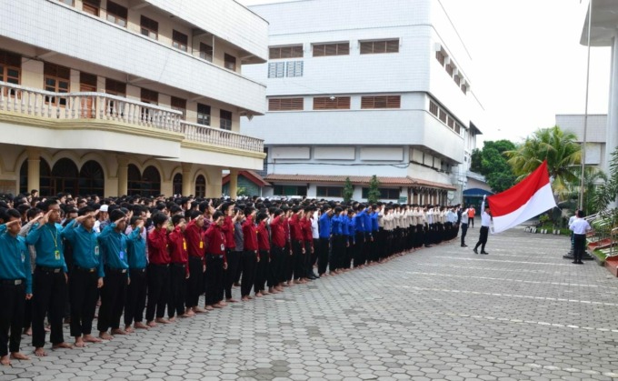 CINTA NKRI: Upacara bendera rutin dilaksanakan setiap hari Senin dan hari-hari nasional yang dilaksanakan Pondok Pesantren Wali Barokah, Kediri sebagai upaya penumbuhan budi pekerti, karakter bangsa, terutama nilai-nilai kebangsaan dan kebinekaan. (ist)