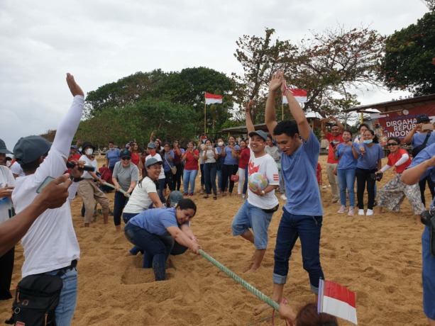 KEBERSAMAAN DI HARI MERDEKA: Karyawan PT Primo Indo Ikan saat lomba tarik tambang di pantai Sanur, Rabu (17/8/2022). (NI KADEK NOVI FEBRIANI/RADAR BALI)