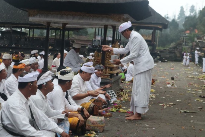 RITUAL: Ketua DPD Golkar Bali Dr I Nyoman Sugawa Korry serta kader Golkar Bali melakukan tirta yatra sekaligus simakrama dengan Tokoh Masyarakat di Pura Besakih, Jumat (12/8/2022). (ist) 