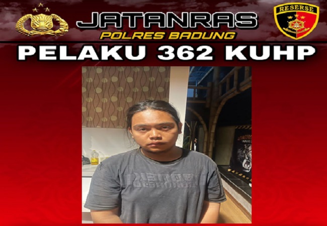 Pelaku pencurian HP saat diamankan di Polres Badung. (ist)