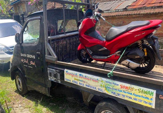 Petugas menyita mobil dan sepeda motor dari rumah tersangka berinisial AA. (ist)