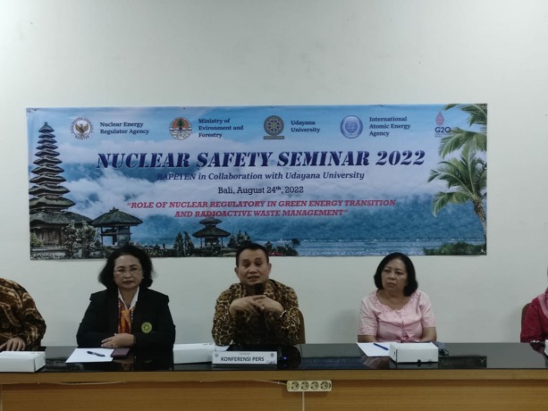 FORUM ILMIAH NASIONAL: Pihak BAPETEN dan Unud memberi pemaparan kepada awak media, Rabu (24/8/2022). (MARSELL PAMPUR/RADAR BALI)