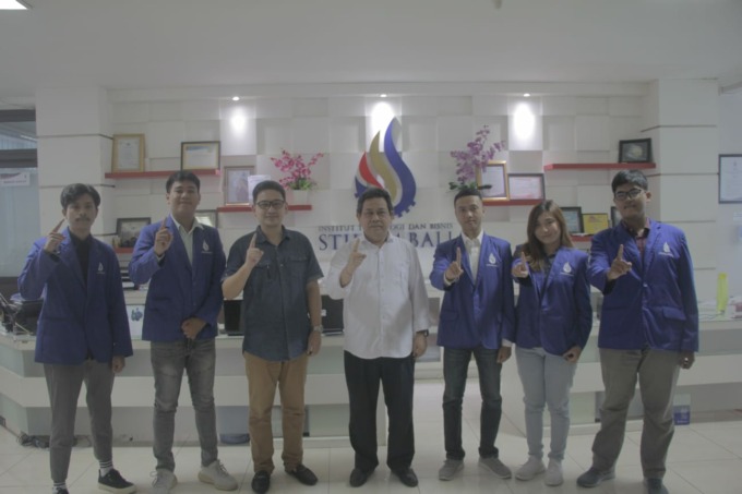 SIAP TEMPUH ILMU DI LUAR NEGERI: Lima dari 10 mahasiswa ITB STIKOM Bali peserta program ICT di DNUI Tiongkok foto bersama PIC Julius Ngantung, SE, MBA dan Wakil Rektor I Ida Bagus Suradarma, SE, M.Si. (ist)