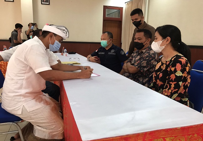 Dewa Gede Radhea (baju adat) menjalani pelimpahan dari jaksa penyidik ke JPU, kemarin.(ist)