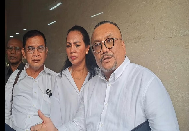 Korban (tengah) didampingi kuasa hukumnya saat melapor ke Mabes Polri. (ist)