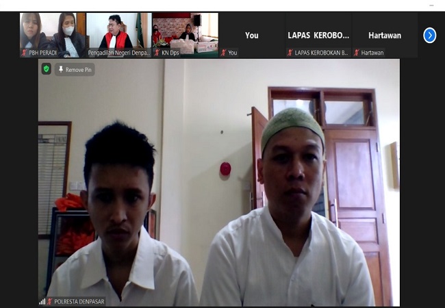 Muhammad Ansar (kiri) dan Aulia Rahman (kanan) menjalani sidang dakwaan. (ist)