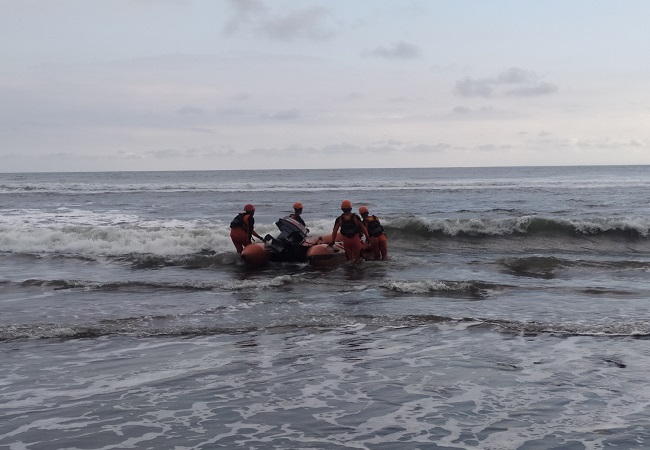 Petugas Basarnas menggunakan rubber boat  ke tengah laut untuk mencari korban. (M.BASIR/RADAR BALI)