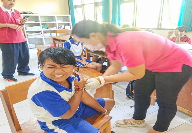 IMUNISASI - Proses imunisasi di SDN Munduk Bestala. (Eka Prasetya)