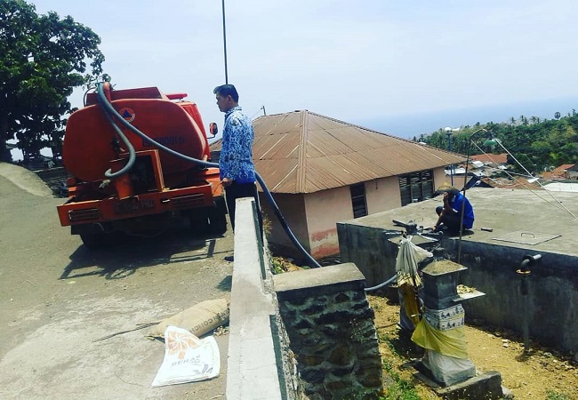 Petugas BPBD Buleleng saat menyuplai air bersih ke desa rawan kekeringan. (Eka Prasetya)