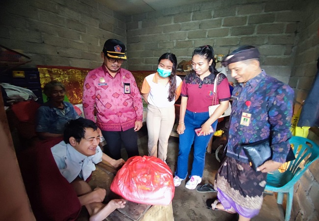 Dinas Sosial Buleleng saat mendatangi salah satu warga miskin di Buleleng. (Eka Prasetya)