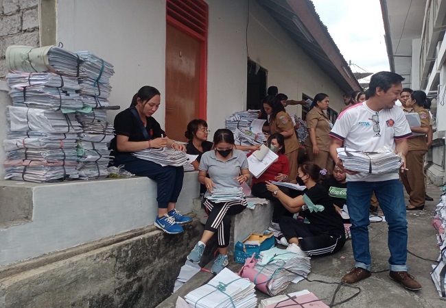Pegawai kontrak di Sekretariat Daerah Kabupaten Buleleng saat mencari berkas slip gaji. (Eka Prasetya)