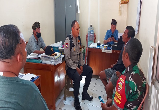 Proses mediasi ancaman pembakaran pasar di Desa Sangsit. (Eka Prasetya)