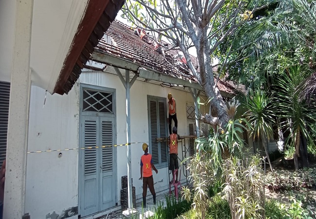 Gedung Bappeda yang sempat magkrak akhirnya diperbaiki. (Eka Prasetya)