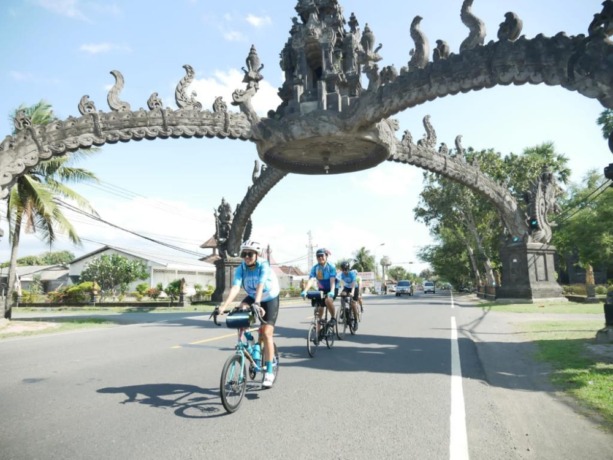 SELAMAT DATANG DI BALI: Anne Luntungan dkk saat tiba di Gilimanuk, Bali Barat (20/8/2022). Mereka menempuh jarak 166 kilometer dari Banyuwangi ke Denpasar Bali dengan mengayuh sepeda kayu karya Singgih Kartono berbekal tekad campaign #JourneyFromZero. (is