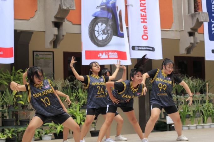 SANJOSE DANCE: Tim UBS Gold Dance Competition Sanjose saat roadshow Honda DBL with KFC 2022 Bali Series, Kamis (25/8/2022). (DBL INDONESIA FOR RADAR BALI)