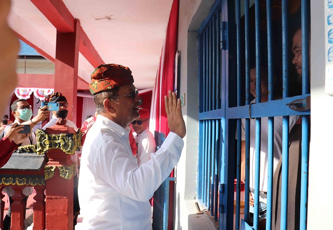 Wakil bupati Buleleng meninjau blok tahanan di Lapas Singaraja. (Eka Prasetya)