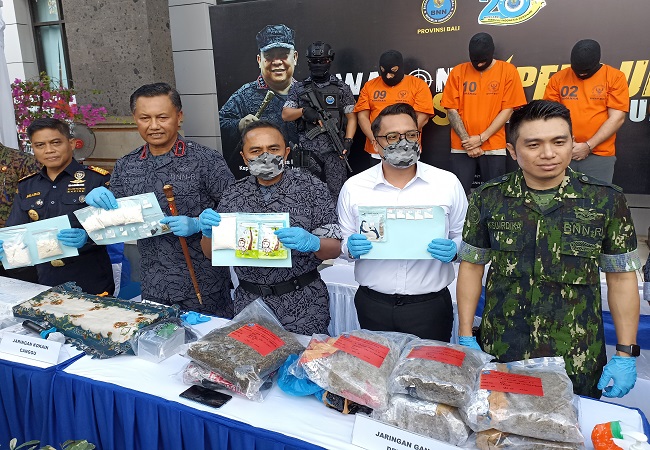 Tiga orang WNA yang diduga sebagai Bandar narkoba jaringan internasional berhasil ditangkap oleh BNNP Bali.  (Adrian Suwanto)