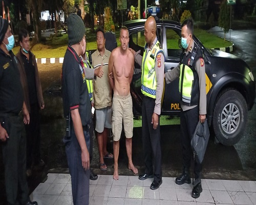 Warga Rusia Alexsei T saat diamankan petugas pada Sabtu malam (28/8). Dia dibawa ke RSJ Bangli setelah memperlihatkan “burung” dan meludahi kepada warga.(ist)