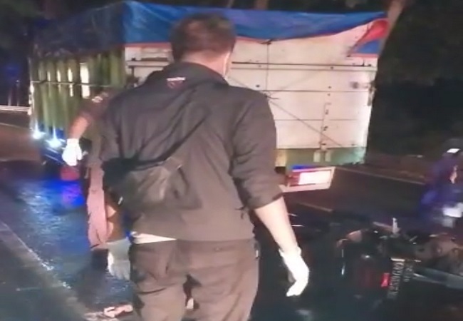 Polisi mendatangi lokasi kecelakaan maut yang melibatkan pengendara motor Yamaha NMAX dan truk di Tabanan. (ist)