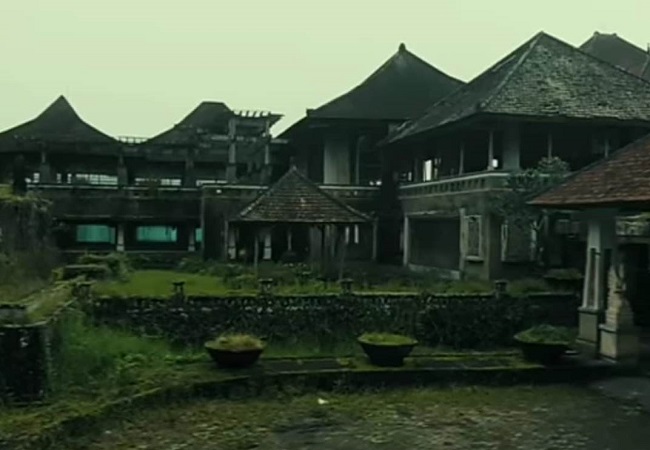 Hotel Pondok Indah (PI) di Bedugul yang kabarnya milik keluarga Cendana ini sering terdengar jeritan dan penampakan. (ist)