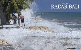 Balai Besar Meteorologi Klimatologi Geofisika (BBMKG) wilayah III Denpasar kembali memberikan warning alias peringatan dini terkait gelombang tinggi di perairan Bali. (dok radar bali)