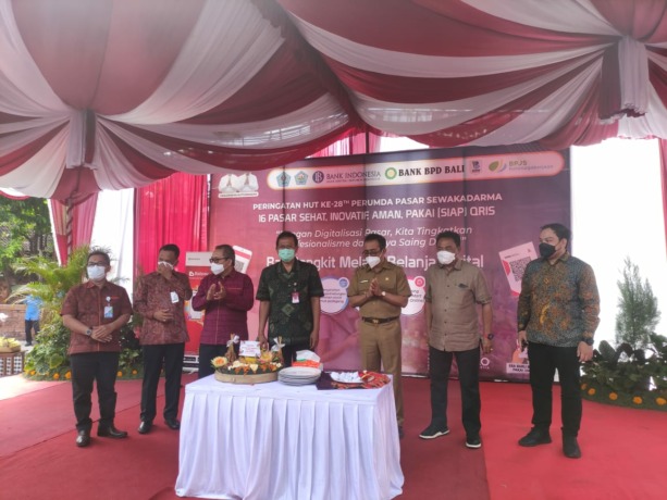 GO DIGITAL: Walikota Denpasar, I Gusti Ngurah Jaya Negara, Ketua DPRD Kota Denpasar, I Gusti Ngurah Gede, Kepala Perwakilan Bank Indonesia Provinsi Bali, Trisno Nugroho, Direktur Utama Bank BPD Bali, I Nyoman Sudharma di Plaza Pasar Badung, Senin (1/8). (