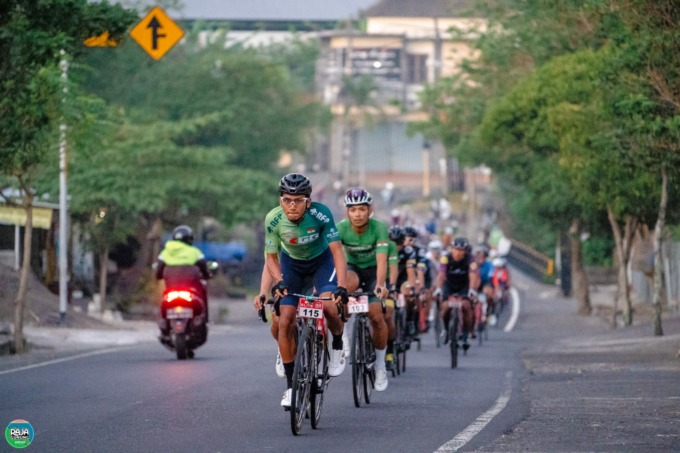 LOMBAKAN 4 KELAS BERGENGSI: Cuplikan Raja Gunung Roadbike Race dihelat, Minggu (31/7). (Ist)
