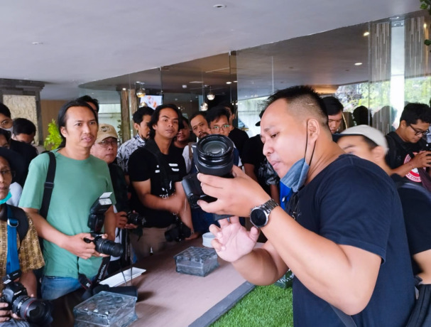 WORKSHOP: Elfa Surya Rizky Mengarahkan Peserta Workshop dalam Photo Hunting yang Diadakan Sinar Photo. (IST)
