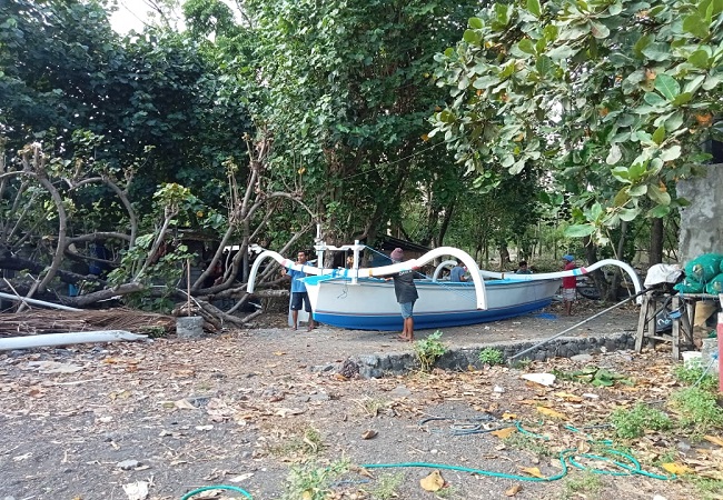 I Wayan Kondi saat ditemui di pantai Tulamben, Kubu, Minggu kemarin (4/9). (Zulfika Rahman)