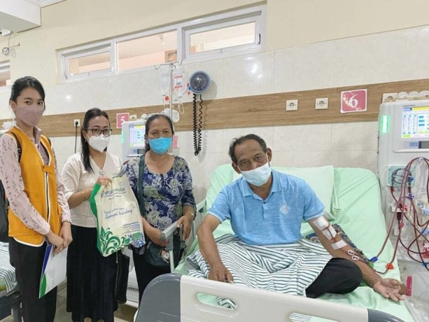 HARAPAN: Nyoman Rabiasa (kanan), peserta JKN asal Busungbiu, Buleleng. Ia menderita gagal ginjal sejak tiga tahun yang lalu dan memerlukan penanganan cuci darah. (ist)