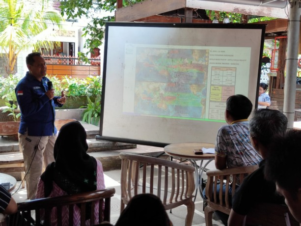 Koordinator Bagian Data dan Informasi Balai Besar Meteorologi dan Geofisika Wilayah III I Gede Wiryajaya mengikuti diskusi publik yang dibuat 350 Indonesia dan AEER pada pembukaan Festival Demokrasi Energi pada Sabtu (24/9/2022).