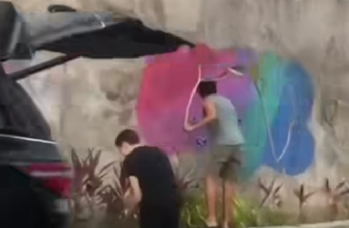 VIRAL: Aksi dua bule alias WNA sedang mencorat-coret tembok di Ungasan Kuta Selatan terekam kamera amatir.