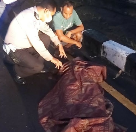 MENGENASKAN: Kondisi Dadong Ni Wayan Asa  yang sudah tak bernyata lantaran cedera kepala berat usai ditabrak Pikup Boks di jalan Raya Mengwi, Rabu 21 September 2021