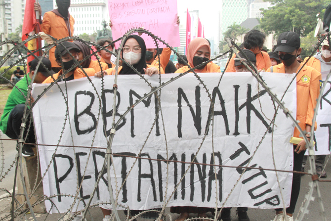 Mahasiswa melakukan aksi demo tolak kenaikan Bahan Bakar Minyak (BBM). (dok JawaPos.com)