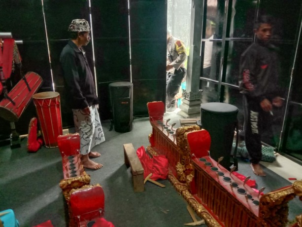 TINGGAL TEMPATNYA SAJA : Gamelan di Pura Tirta Ketipat, Desa Adat Wanagiri, Buleleng, ini raib (foto : eka prasetya).