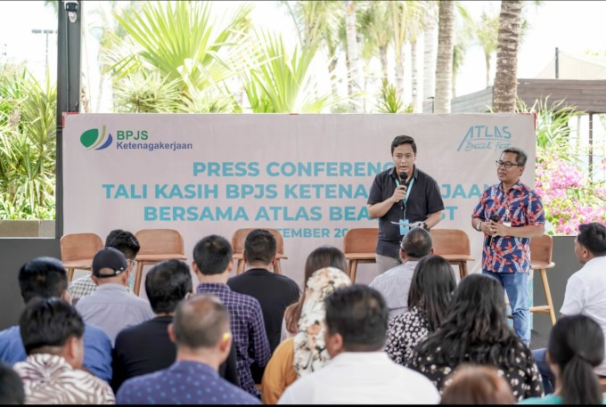 PENGHARGAAN DAN GRATIS BANTUAN HUKUM: Selain menerima penghargaan dari BPJS, Hotman juga gelar konsultasi hukum gratis di ATLAS. (IST)