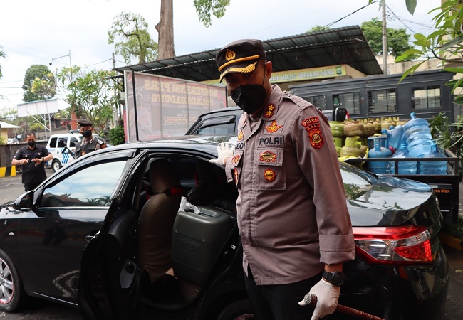 Polisi mengamankan mobil mewah dan jerigen dari tangan kedua pelaku. (Marsell Pampur)